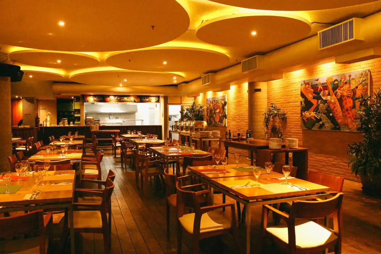 interiores-restaurante-elegante-ambiente-aconchegante