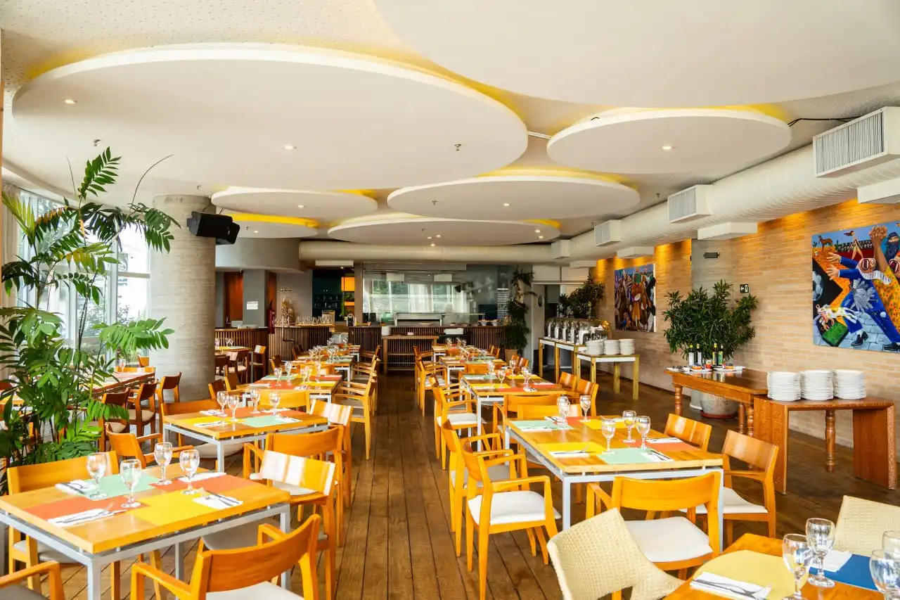 restaurante-elegante-com-mesas-moderna-decoracao-cores-alegres