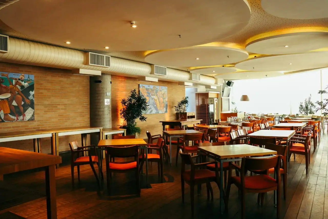 restauranteaconchegantecommesasdemadeiraandecadeirasconfortaveis