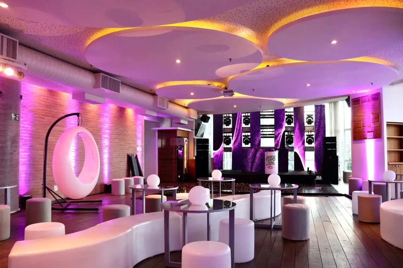 sala-de-festa-ambiente-modernoconfortavel-illuminacao-rosa-roxa